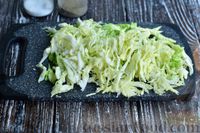 Фото приготовления рецепта: Овощной салат с курицей и жареным картофелем - шаг №4