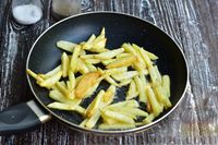 Фото приготовления рецепта: Овощной салат с курицей и жареным картофелем - шаг №6