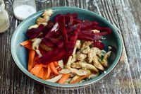 Фото приготовления рецепта: Овощной салат с курицей и жареным картофелем - шаг №8