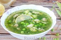 Фото к рецепту: Куриный суп со свежим зелёным горошком и кинзой
