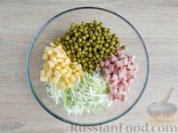 Фото приготовления рецепта: Салат из капусты с ветчиной, сыром и горошком - шаг №6