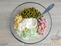 Фото приготовления рецепта: Салат из капусты с ветчиной, сыром и горошком - шаг №7