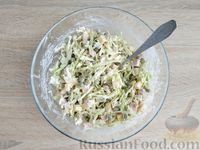 Фото приготовления рецепта: Салат из капусты с ветчиной, сыром и горошком - шаг №8