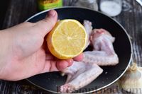 Фото приготовления рецепта: Куриные крылышки в томатном соусе, с картошкой - шаг №2