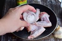 Фото приготовления рецепта: Куриные крылышки в томатном соусе, с картошкой - шаг №3