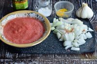 Фото приготовления рецепта: Куриные крылышки в томатном соусе, с картошкой - шаг №6