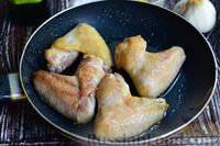 Фото приготовления рецепта: Куриные крылышки в томатном соусе, с картошкой - шаг №4