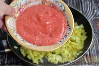 Фото приготовления рецепта: Куриные крылышки в томатном соусе, с картошкой - шаг №11
