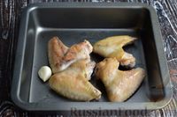 Фото приготовления рецепта: Куриные крылышки в томатном соусе, с картошкой - шаг №12