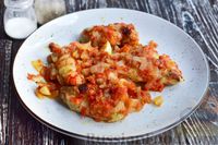 Фото приготовления рецепта: Куриные крылышки в томатном соусе, с картошкой - шаг №17