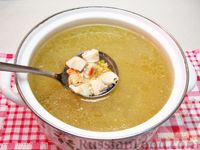 Фото приготовления рецепта: Гороховый суп с чесночными рулетиками - шаг №5
