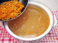 Фото приготовления рецепта: Гороховый суп с чесночными рулетиками - шаг №9