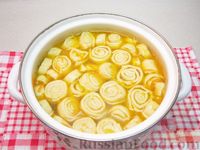 Фото приготовления рецепта: Гороховый суп с чесночными рулетиками - шаг №20