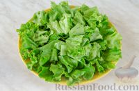 Фото приготовления рецепта: Салат с тунцом, огурцами и крекерами - шаг №3