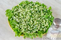Фото приготовления рецепта: Салат с тунцом, огурцами и крекерами - шаг №4