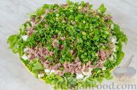 Фото приготовления рецепта: Салат с тунцом, огурцами и крекерами - шаг №8