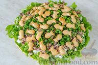 Фото приготовления рецепта: Салат с тунцом, огурцами и крекерами - шаг №9