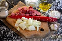 Фото приготовления рецепта: Паприкаш из стручковой фасоли с копчёной колбасой - шаг №2