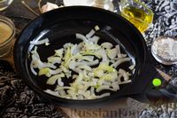Фото приготовления рецепта: Паприкаш из стручковой фасоли с копчёной колбасой - шаг №6
