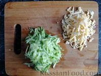 Фото приготовления рецепта: Кесадилья с омлетом, свежим огурцом и сыром - шаг №2