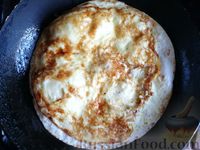 Фото приготовления рецепта: Кесадилья с омлетом, свежим огурцом и сыром - шаг №9