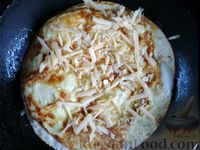 Фото приготовления рецепта: Кесадилья с омлетом, свежим огурцом и сыром - шаг №10
