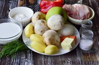 Фото приготовления рецепта: Куриный суп с шампиньонами и яблоком - шаг №1