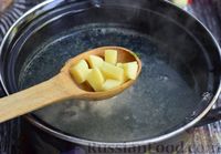 Фото приготовления рецепта: Куриный суп с шампиньонами и яблоком - шаг №10