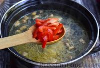 Фото приготовления рецепта: Куриный суп с шампиньонами и яблоком - шаг №12