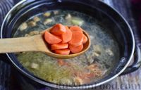 Фото приготовления рецепта: Куриный суп с шампиньонами и яблоком - шаг №13