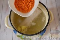 Фото приготовления рецепта: Томатный суп со свиными рёбрышками, чечевицей и копчёной грудинкой - шаг №13