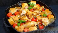 Фото к рецепту: Курица, запечённая с хлебом, помидорами, чесноком и беконом