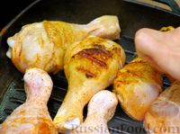 Фото приготовления рецепта: Курица, запечённая с хлебом, помидорами, чесноком и беконом - шаг №3