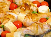 Фото приготовления рецепта: Курица, запечённая с хлебом, помидорами, чесноком и беконом - шаг №6
