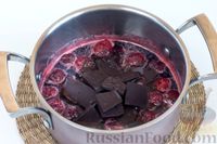 Фото приготовления рецепта: Клубничное варенье с шоколадом (на зиму) - шаг №6