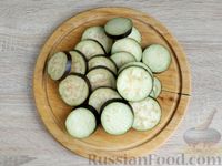 Фото приготовления рецепта: Жареные баклажаны в кляре, с майонезом, чесноком и зеленью - шаг №2