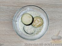 Фото приготовления рецепта: Жареные баклажаны в кляре, с майонезом, чесноком и зеленью - шаг №5