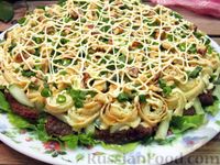 Фото к рецепту: Мясной салат с яичными блинчиками и огурцами