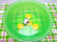 Фото приготовления рецепта: Мясной салат с яичными блинчиками и огурцами - шаг №9