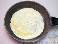 Фото приготовления рецепта: Мясной салат с яичными блинчиками и огурцами - шаг №11