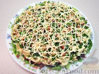 Фото приготовления рецепта: Мясной салат с яичными блинчиками и огурцами - шаг №24