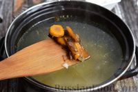 Фото приготовления рецепта: Куриный суп с шампиньонами и клёцками - шаг №8
