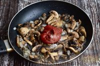 Фото приготовления рецепта: Горбуша, тушенная в томатном соусе с грибами - шаг №4