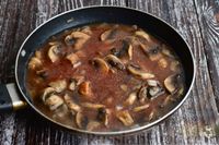 Фото приготовления рецепта: Горбуша, тушенная в томатном соусе с грибами - шаг №6