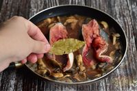 Фото приготовления рецепта: Горбуша, тушенная в томатном соусе с грибами - шаг №8