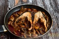 Фото приготовления рецепта: Горбуша, тушенная в томатном соусе с грибами - шаг №10