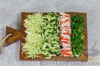 Фото приготовления рецепта: Салат из капусты с крабовыми палочками и огурцами - шаг №4