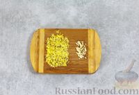 Фото приготовления рецепта: Салат из капусты с крабовыми палочками и огурцами - шаг №2