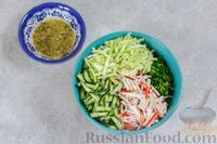 Фото приготовления рецепта: Салат из капусты с крабовыми палочками и огурцами - шаг №5