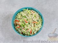 Фото приготовления рецепта: Салат из капусты с крабовыми палочками и огурцами - шаг №6